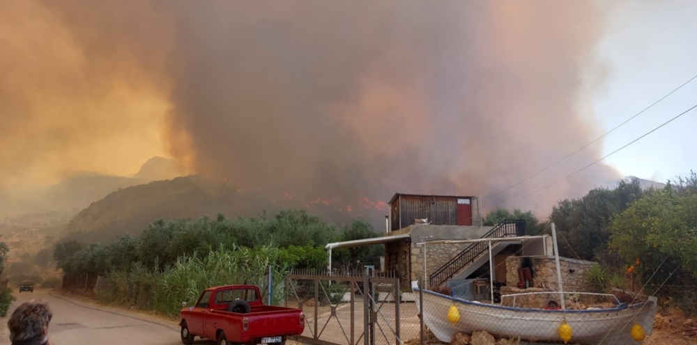 &Phi;&lambda;&epsilon;&gamma;ό&mu;&epsilon;&nu;&eta; &sigma;&epsilon; έ&nu;&alpha; 24&omega;&rho;&omicron; &eta; &Lambda;&alpha;&kappa;&omega;&nu;ί&alpha;: &Delta;&iota;&pi;&lambda;ό &mu;έ&tau;&omega;&pi;&omicron; &pi;&upsilon;&rho;&kappa;&alpha;&gamma;&iota;ώ&nu; &sigma;&epsilon; &Kappa;&alpha;&rho;&alpha;&beta;&omicron;&sigma;&tau;ά&sigma;&iota; &Pi;&lambda;ύ&tau;&rho;&alpha;&sigmaf; &kappa;&alpha;&iota; &Sigma;&kappa;&omicron;&upsilon;&tau;ά&rho;&iota;