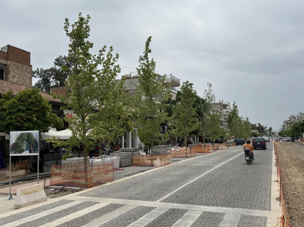 &Tau;&alpha; &pi;&alpha;&rho;&alpha;&mu;ύ&theta;&iota;&alpha; &tau;&eta;&sigmaf; &Pi;&alpha;&lambda;&alpha;&iota;&omicron;&lambda;ό&gamma;&omicron;&upsilon;: &laquo;&Omicron;&iota; &Kappa;&upsilon;&beta;ό&lambda;&iota;&theta;&omicron;&iota; &kappa;&alpha;&iota; &tau;&alpha; &Pi;&lambda;&alpha;&tau;ά&nu;&iota;&alpha;&raquo;