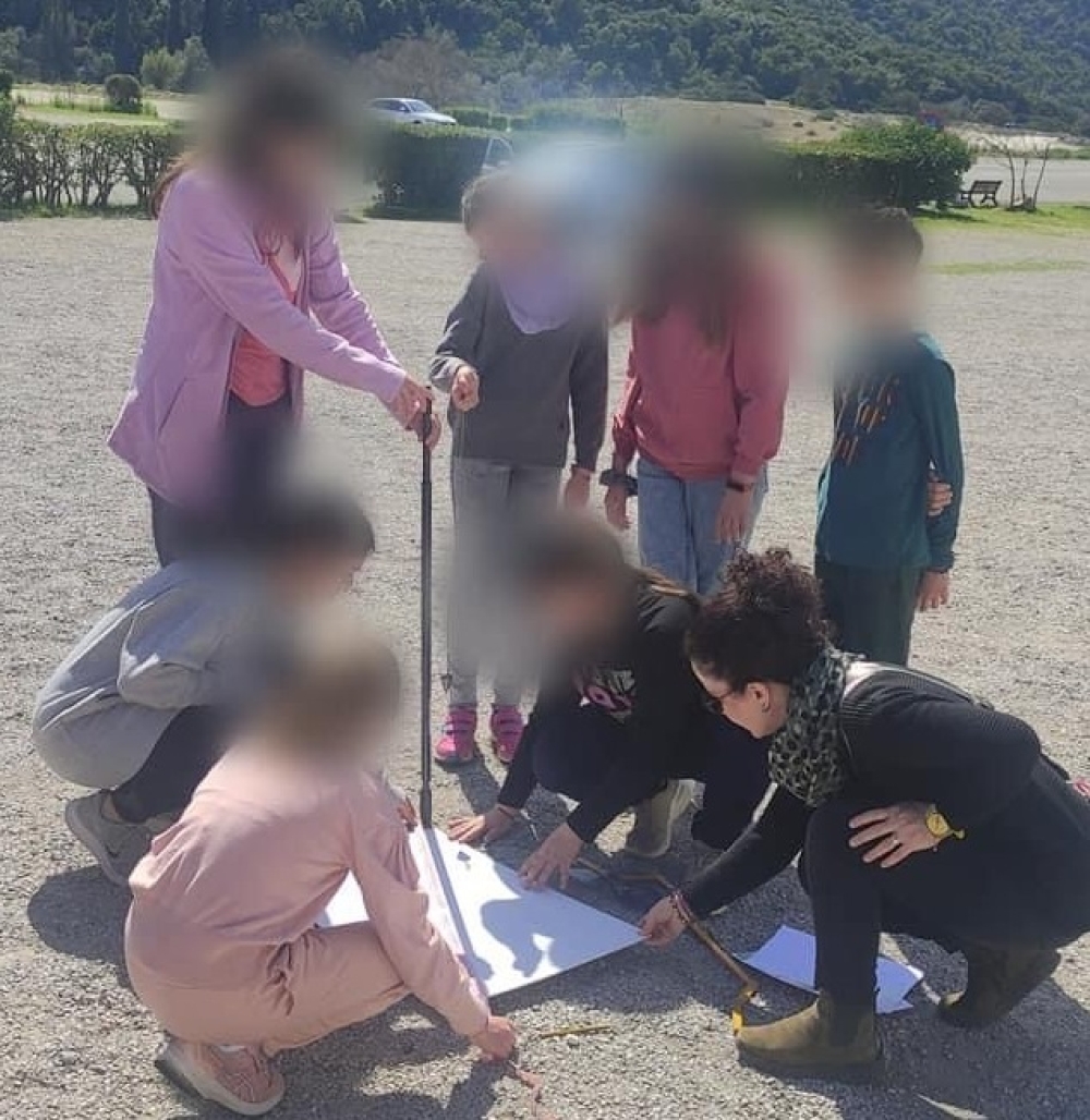 &Sigma;&tau;&omicron; &pi;&epsilon;ί&rho;&alpha;&mu;&alpha; &tau;&omicron;&upsilon; &Epsilon;&rho;&alpha;&tau;&omicron;&sigma;&theta;έ&nu;&eta; &Lambda;ά&kappa;&omega;&nu;&epsilon;&sigmaf; &mu;&alpha;&theta;&eta;&tau;έ&sigmaf;