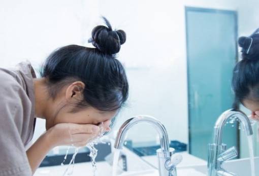 Ποια θερμοκρασία νερού είναι η καλύτερη για το πλύσιμο του προσώπου;