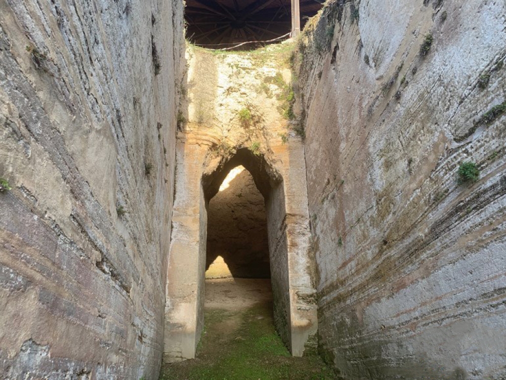 &laquo;&Sigma;&phi;&rho;&alpha;&gamma;&iota;&sigma;&mu;έ&nu;&omicron;&raquo; &epsilon;&pi;ί 20&epsilon;&tau;ί&alpha; &tau;&omicron; &mu;&nu;&eta;&mu;&epsilon;ί&omicron; &tau;&eta;&sigmaf; &Pi;&epsilon;&lambda;&lambda;ά&nu;&alpha;&sigmaf;