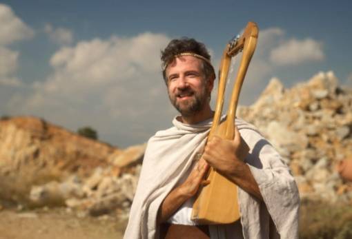 «300…και δύο»: Η νέα κωμική σειρά «μοιράζει» αστεία από την αρχαία Σπάρτη