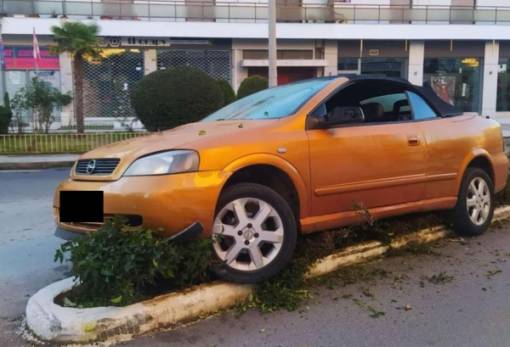 ΙΧ «καβάλησε» τη νησίδα στη Σπάρτη (ΦΩΤΟ)