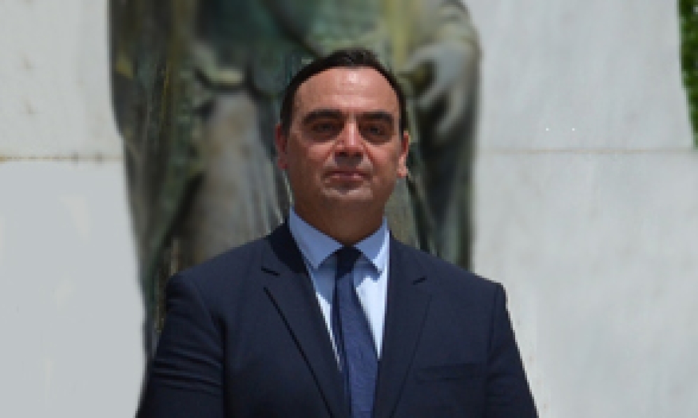 &Beta;&epsilon;&rho;&omicron;ύ&tau;&eta;&sigmaf;: &laquo;&Omicron; &Kappa;. &Pi;&alpha;&lambda;&alpha;&iota;&omicron;&lambda;ό&gamma;&omicron;&sigmaf; &upsilon;&pi;&epsilon;&rho;&alpha;&sigma;&pi;ί&sigma;&tau;&eta;&kappa;&epsilon; &tau;&iota;&sigmaf; &alpha;&xi;ί&epsilon;&sigmaf; &tau;&eta;&sigmaf; &epsilon;&lambda;&epsilon;&upsilon;&theta;&epsilon;&rho;ί&alpha;&sigmaf;, &tau;&eta;&sigmaf; &pi;ί&sigma;&tau;&eta;&sigmaf; &kappa;&alpha;&iota; &tau;&eta;&sigmaf; &alpha;&xi;&iota;&omicron;&pi;&rho;έ&pi;&epsilon;&iota;&alpha;&sigmaf;&raquo;