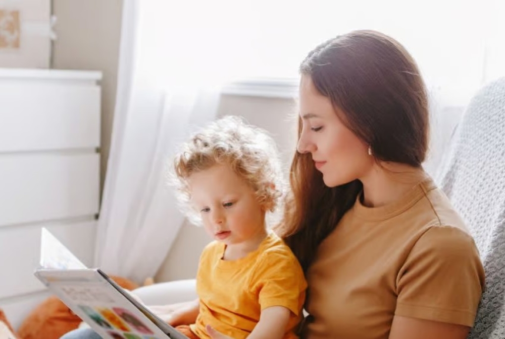 &laquo;&Mu;&eta;&tau;έ&rho;&alpha;, &tau;&omicron; &pi;&rho;ώ&tau;&omicron; &beta;&iota;&beta;&lambda;ί&omicron; &tau;&eta;&sigmaf; &zeta;&omega;ή&sigmaf; &mu;&alpha;&sigmaf;&raquo;: &Epsilon;&kappa;&delta;ή&lambda;&omega;&sigma;&eta; &alpha;&pi;ό &tau;&omicron;&upsilon;&sigmaf; Lions &Sigma;&pi;ά&rho;&tau;&eta;&sigmaf; &mu;&epsilon; &omicron;&mu;&iota;&lambda;ί&alpha; &kappa;&alpha;&iota; bazaar &beta;&iota;&beta;&lambda;ί&omicron;&upsilon;