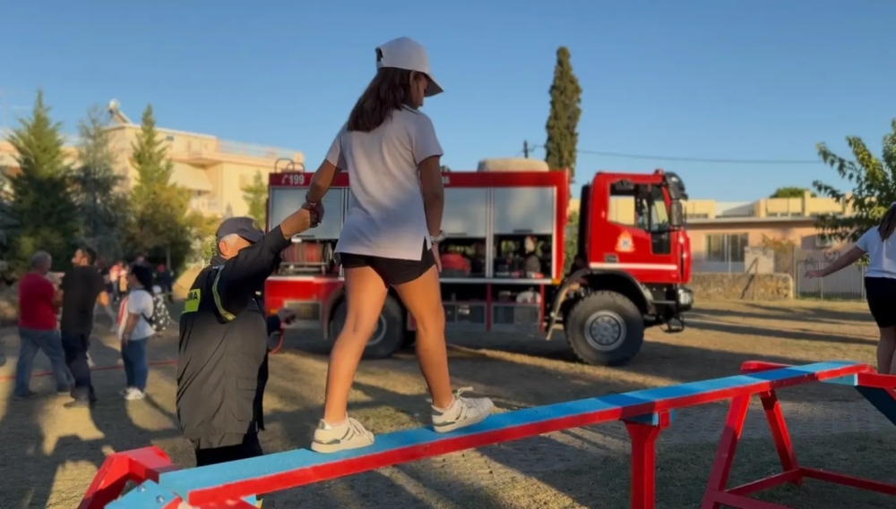 &Pi;&upsilon;&rho;&omicron;&sigma;&beta;&epsilon;&sigma;&tau;&iota;&kappa;ή &pi;&alpha;&iota;&delta;&epsilon;ί&alpha; &epsilon;&mu;&phi;ύ&sigma;&eta;&sigma;&epsilon; &tau;&omicron; 11&omicron; &laquo;fire camp&raquo; &sigma;&tau;&eta; &Sigma;&kappa;ά&lambda;&alpha;