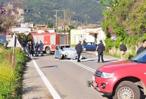 Όχημα «καρφώθηκε» σε μάντρα στο Παλαιολόγειο Σπάρτης