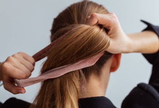 Δώσε όγκο στην κοτσίδα σου με ένα πολύ απλό τρικ