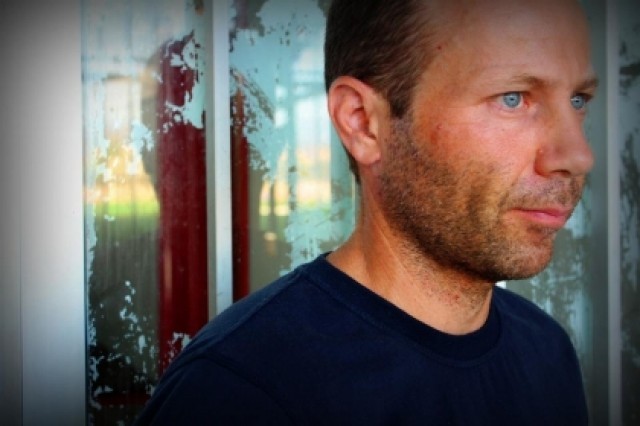 &laquo;&Pi;&Rho;&Omicron;&Sigma;&Omega;&Pi;&Alpha; &delta;ί&pi;&lambda;&alpha; &mu;&alpha;&sigmaf;&raquo;: &Gamma;&iota;ά&nu;&nu;&eta;&sigmaf; &Delta;&eta;&mu;ό&pi;&omicron;&upsilon;&lambda;&omicron;&sigmaf;