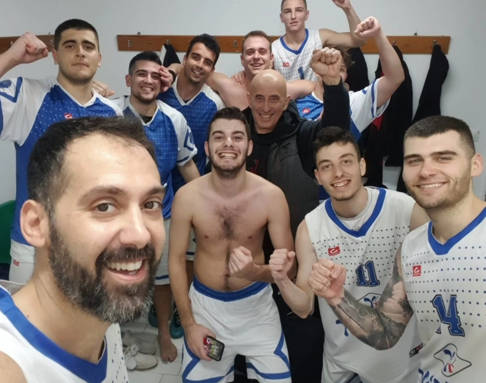 &Alpha;1΄ &Epsilon;&Kappa;&Alpha;&Sigma;&Kappa;&Epsilon;&Nu;&Omicron;&Pi;: &Tau;&iota;&tau;ά&nu;&alpha;&sigmaf; &Lambda;ά&kappa;&omega;&nu;&alpha;&sigmaf; &theta;&rho;&iota;ά&mu;&beta;&epsilon;&upsilon;&sigma;&epsilon; &sigma;&tau;&eta;&nu; &Kappa;&upsilon;&pi;&alpha;&rho;&iota;&sigma;&sigma;ί&alpha;