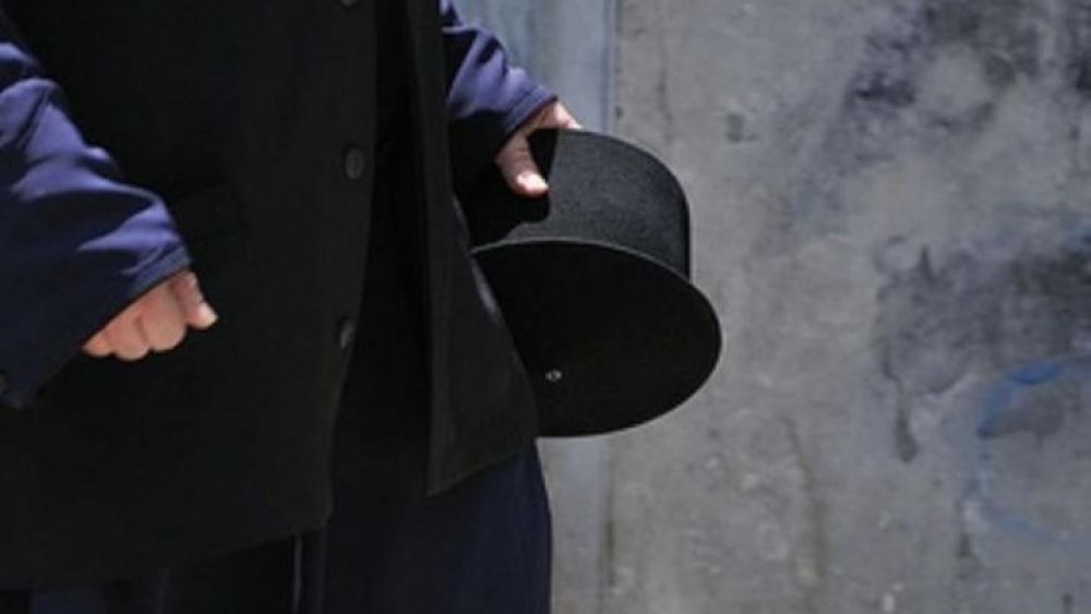 &Omicron; &pi;&alpha;&pi;ά&sigmaf; &kappa;&iota; &omicron; &alpha;&nu;&alpha;&sigma;&kappa;&epsilon;&lambda;ά&sigmaf;