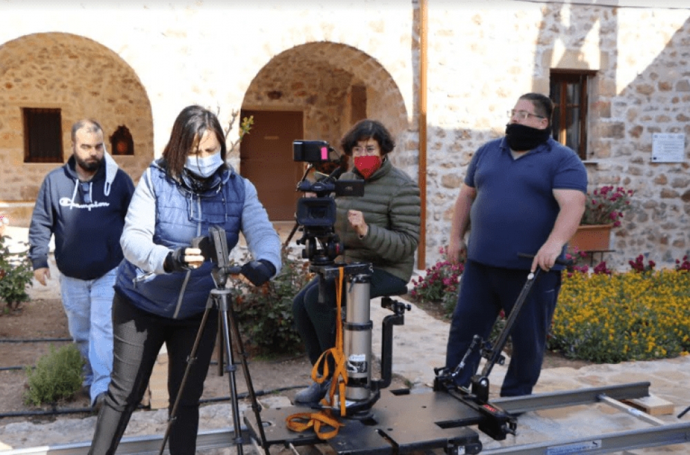 &Sigma;&tau;&eta;&nu; &Pi;&epsilon;&lambda;&omicron;&pi;ό&nu;&nu;&eta;&sigma;&omicron; &tau;&alpha; &gamma;&upsilon;&rho;ί&sigma;&mu;&alpha;&tau;&alpha; &tau;&omicron;&upsilon; &nu;&tau;&omicron;&kappa;&iota;&mu;&alpha;&nu;&tau;έ&rho; &laquo;&Omicron; &pi;&alpha;&pi;&pi;&omicron;ύ&sigmaf; &mu;&omicron;&upsilon; &omicron; &Pi;&alpha;&pi;&alpha;&phi;&lambda;έ&sigma;&sigma;&alpha;&sigmaf;&raquo;