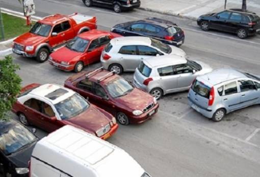 Ζητείται λύση στην παράνομη παρεμπόδιση στάθμευσης