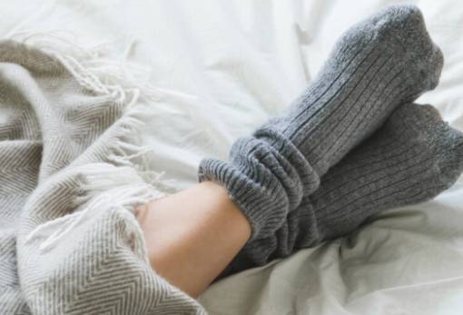 Φοράς κάλτσες στον ύπνο; 5 λόγοι που θα σε πείσουν να σταματήσεις
