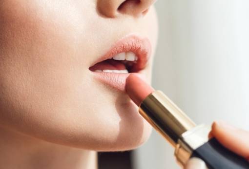 5 tips για να δώσεις όγκο στα λεπτά χείλη
