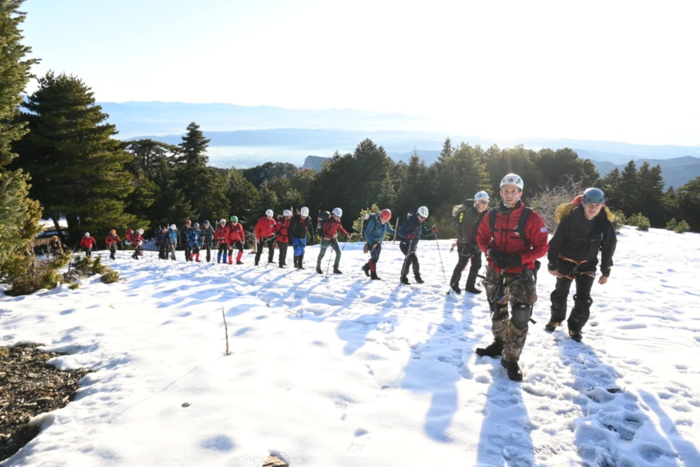 &laquo;&Kappa;&alpha;&iota; &mu;&epsilon; &chi;&iota;ό&nu;&iota;&alpha; &kappa;&alpha;&iota; &mu;&epsilon; &kappa;&rho;ύ&alpha;&raquo; &eta; &Epsilon;&lambda;&lambda;&eta;&nu;&iota;&kappa;ή &Omicron;&mu;ά&delta;&alpha; &Delta;&iota;ά&sigma;&omega;&sigma;&eta;&sigmaf; &Lambda;&alpha;&kappa;&omega;&nu;ί&alpha;&sigmaf;