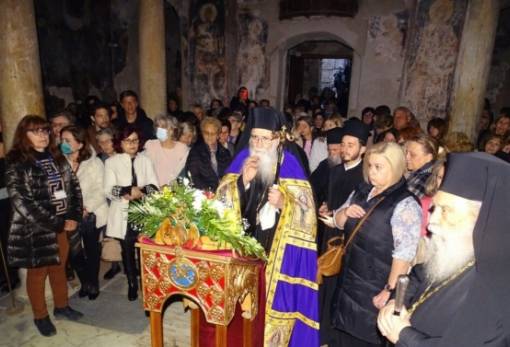 Πλήθος πιστών στους Δ΄ Χαιρετισμούς  στον βυζαντινό Μυστρά