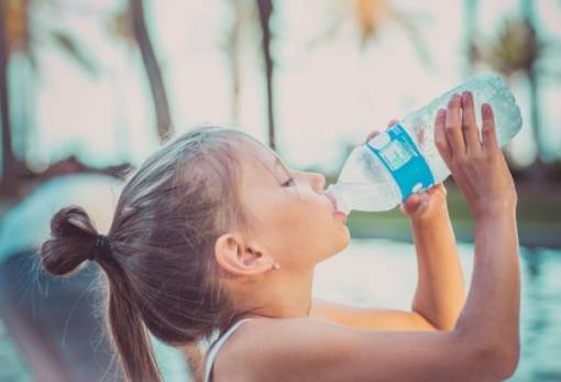Καύσωνας: Τι είναι καλύτερο να τρώμε και να πίνουμε αυτές τις καυτές ημέρες