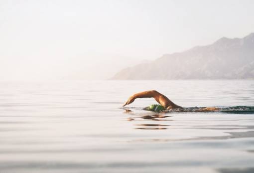 Συμβουλές για να κάνεις την κολύμβηση τη βασική σου καλοκαιρινή άσκηση