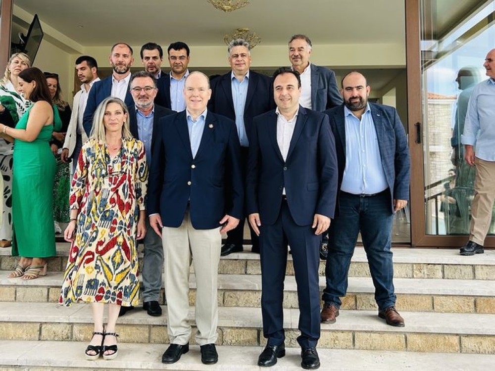 &Alpha;&pi;ό &tau;&eta;&nu; &Epsilon;&lambda;&alpha;&phi;ό&nu;&eta;&sigma;&omicron; &mu;&epsilon; &laquo;&gamma;&alpha;&lambda;&alpha;&zeta;&omicron;&alpha;ί&mu;&alpha;&tau;&eta;&raquo; &alpha;&gamma;ά&pi;&eta; &kappa;&iota; eco &pi;&rho;&omicron;&sigma;&alpha;&nu;&alpha;&tau;&omicron;&lambda;&iota;&sigma;&mu;ό