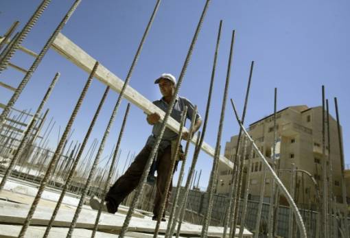 Αιτήσεις για το επίδομα 800 ευρώ από οικοδόμους, δασεργάτες και τεχνίτες