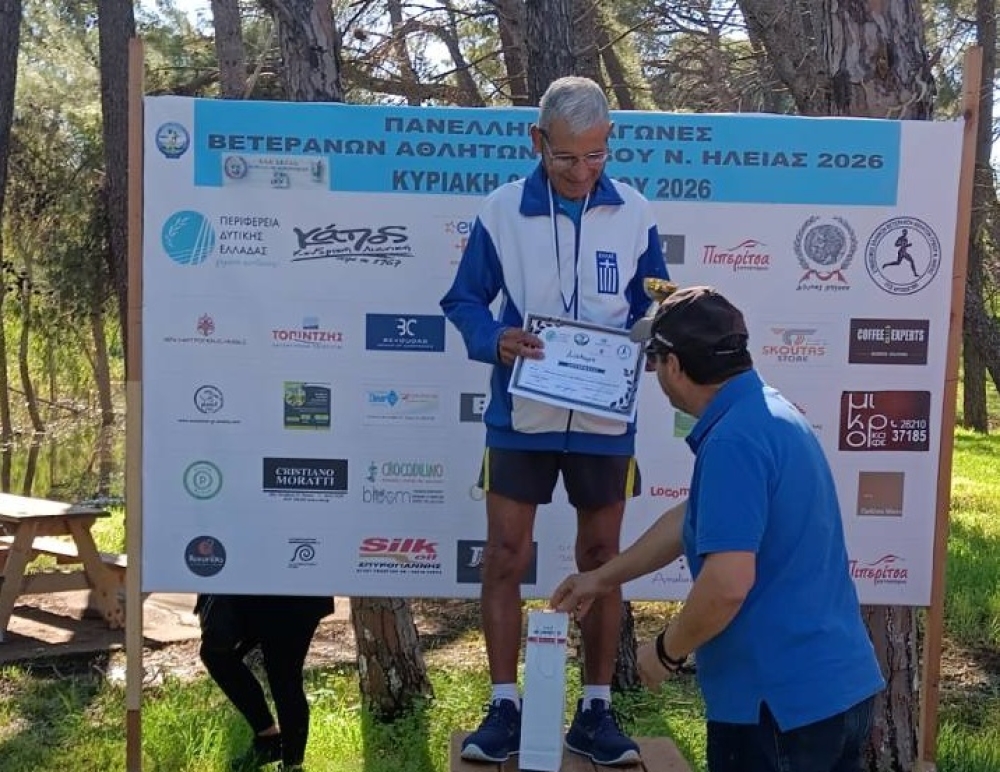 &Sigma;&tau;&alpha; 90 &tau;&omicron;&upsilon; &chi;&rho;ό&nu;&iota;&alpha; &epsilon;&xi;&alpha;&kappa;&omicron;&lambda;&omicron;&upsilon;&theta;&epsilon;ί &nu;&alpha; &gamma;&rho;ά&phi;&epsilon;&iota; &iota;&sigma;&tau;&omicron;&rho;ί&alpha; &omicron; &Pi;. &Delta;&omicron;ύ&sigma;&eta;&sigmaf;