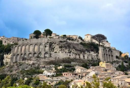 Από το Γεράκι Λακωνίας στο Gerace Καλαβρίας: Μια βυζαντινή γέφυρα πολιτισμού στη Μεσόγειο