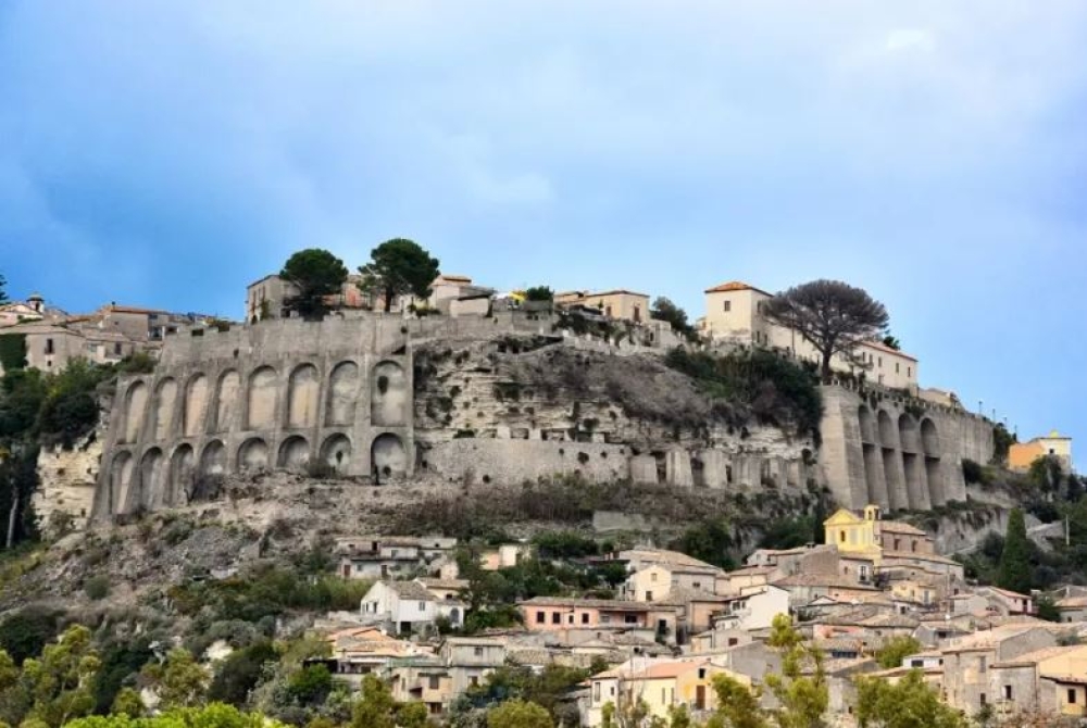 &Alpha;&pi;ό &tau;&omicron; &Gamma;&epsilon;&rho;ά&kappa;&iota; &Lambda;&alpha;&kappa;&omega;&nu;ί&alpha;&sigmaf; &sigma;&tau;&omicron; Gerace &Kappa;&alpha;&lambda;&alpha;&beta;&rho;ί&alpha;&sigmaf;: &Mu;&iota;&alpha; &beta;&upsilon;&zeta;&alpha;&nu;&tau;&iota;&nu;ή &gamma;έ&phi;&upsilon;&rho;&alpha; &pi;&omicron;&lambda;&iota;&tau;&iota;&sigma;&mu;&omicron;ύ &sigma;&tau;&eta; &Mu;&epsilon;&sigma;ό&gamma;&epsilon;&iota;&omicron;