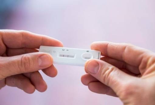 Covid-19: Μια νέα παραλλαγή προκαλεί πονόλαιμο σαν «κοφτερό ξυράφι»