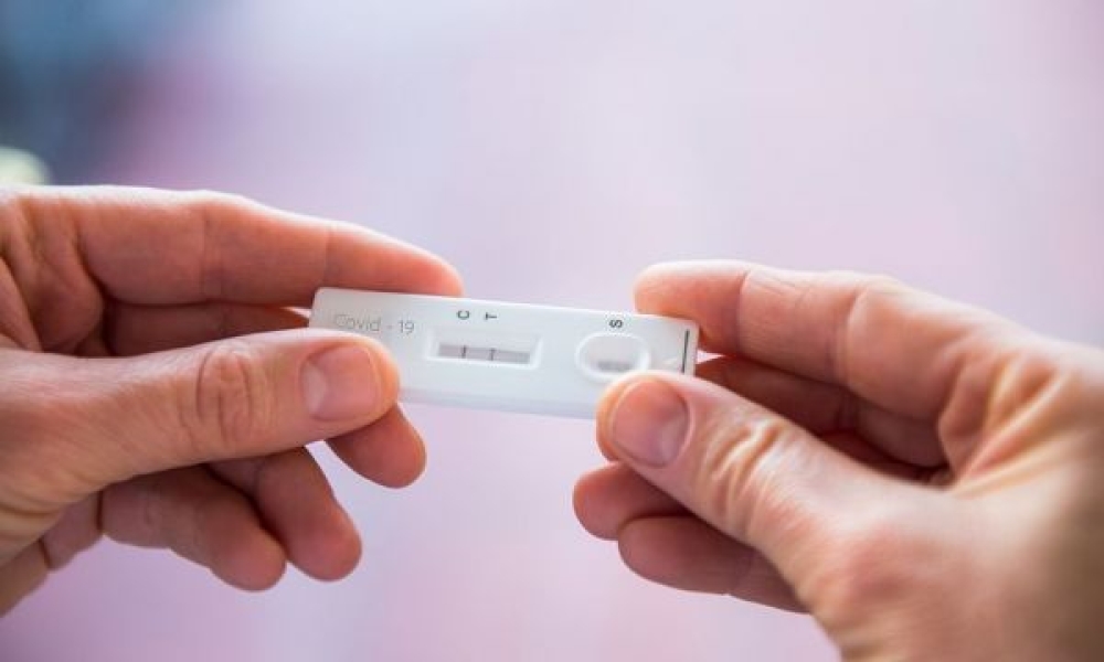 Covid-19: &Mu;&iota;&alpha; &nu;έ&alpha; &pi;&alpha;&rho;&alpha;&lambda;&lambda;&alpha;&gamma;ή &pi;&rho;&omicron;&kappa;&alpha;&lambda;&epsilon;ί &pi;&omicron;&nu;ό&lambda;&alpha;&iota;&mu;&omicron; &sigma;&alpha;&nu; &laquo;&kappa;&omicron;&phi;&tau;&epsilon;&rho;ό &xi;&upsilon;&rho;ά&phi;&iota;&raquo;