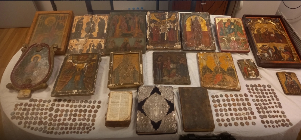 &laquo;&Mu;&pi;ί&zeta;&nu;&epsilon;&sigmaf;&raquo; &mu;&epsilon; &epsilon;&kappa;&kappa;&lambda;&eta;&sigma;&iota;&alpha;&sigma;&tau;&iota;&kappa;ά &kappa;&epsilon;&iota;&mu;ή&lambda;&iota;&alpha; &sigma;&epsilon; &iota;&sigma;&tau;&omicron;&rho;&iota;&kappa;ή &Mu;&omicron;&nu;ή &tau;&omega;&nu; &Kappa;&alpha;&lambda;&alpha;&beta;&rho;ύ&tau;&omega;&nu;