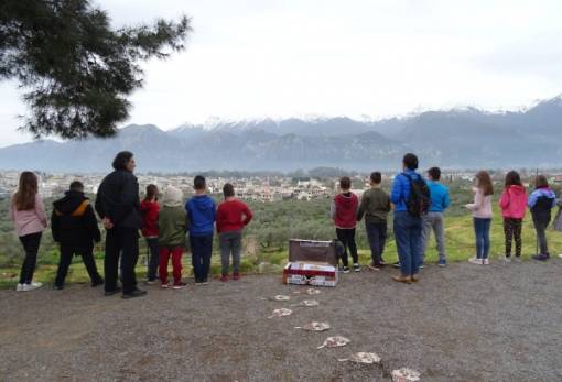 Μαθητές του Δημοτικού Μαγούλας στο αρχαίο θέατρο Σπάρτης