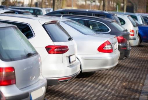 Οχήματα σε ακινησία: Τα τσουχτερά πρόστιμα σε όσους παρανομούν