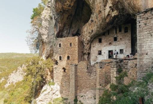 Περίπατος στο ιστορικό σπηλαιομονάστηρο της Αγίας Κυριακής στη Βαμβακού