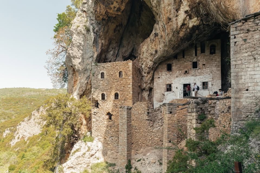 &Pi;&epsilon;&rho;ί&pi;&alpha;&tau;&omicron;&sigmaf; &sigma;&tau;&omicron; &iota;&sigma;&tau;&omicron;&rho;&iota;&kappa;ό &sigma;&pi;&eta;&lambda;&alpha;&iota;&omicron;&mu;&omicron;&nu;ά&sigma;&tau;&eta;&rho;&omicron; &tau;&eta;&sigmaf; &Alpha;&gamma;ί&alpha;&sigmaf; &Kappa;&upsilon;&rho;&iota;&alpha;&kappa;ή&sigmaf; &sigma;&tau;&eta; &Beta;&alpha;&mu;&beta;&alpha;&kappa;&omicron;ύ