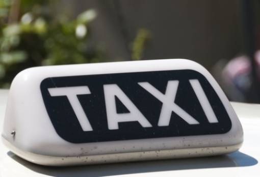 Σεξοκωμωδία σε πιάτσα ταξί στη Σπάρτη