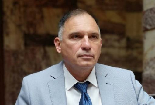 Με ρυθμούς πρωταθλητή στα υπουργεία: Ο Κρητικός «σπάει» αποστάσεις και χρόνο