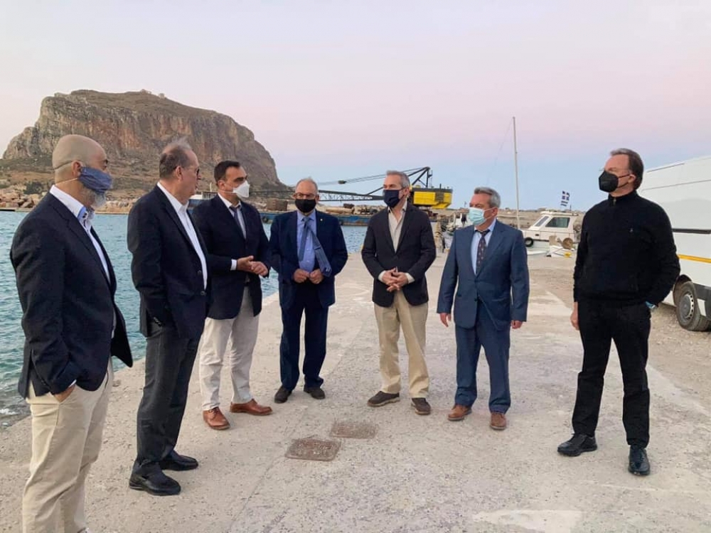 &Sigma;&tau;&eta; &Mu;&omicron;&nu;&epsilon;&mu;&beta;&alpha;&sigma;&iota;ά &omicron; &pi;&epsilon;&rho;&iota;&phi;&epsilon;&rho;&epsilon;&iota;ά&rho;&chi;&eta;&sigmaf; &Pi;&epsilon;&lambda;&omicron;&pi;&omicron;&nu;&nu;ή&sigma;&omicron;&upsilon; &Pi;. &Nu;ί&kappa;&alpha;&sigmaf;