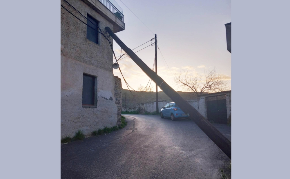 Έ&pi;&epsilon;&sigma;&epsilon; &kappa;&omicron;&lambda;ό&nu;&alpha; &tau;&omicron;&upsilon; &Delta;&Epsilon;&Delta;&Delta;&Eta;&Epsilon; &sigma;&tau;&omicron;&upsilon;&sigmaf; &Beta;&omicron;&upsilon;&tau;&iota;ά&nu;&omicron;&upsilon;&sigmaf;