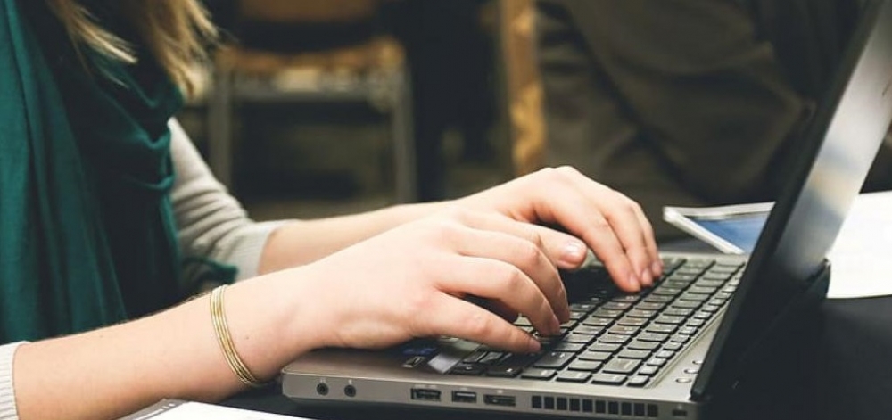 &laquo;&Delta;&omicron;&upsilon;&lambda;&epsilon;&iota;ά &gamma;&iota;&alpha; &sigma;έ&nu;&alpha;&raquo;: &Pi;&rho;&omicron;&gamma;&rho;ά&mu;&mu;&alpha;&tau;&alpha; &gamma;&iota;&alpha; &sigma;&upsilon;&nu;&omicron;&lambda;&iota;&kappa;ά 68.000 &alpha;&nu;έ&rho;&gamma;&omicron;&upsilon;&sigmaf;