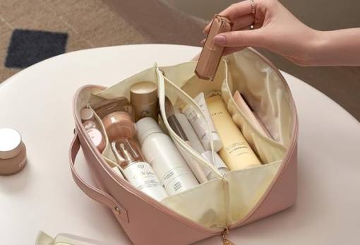 Capsule mini cosmetic bag: Τα απαραίτητα καλλυντικά που πρέπει να έχετε πάντα μαζί σας