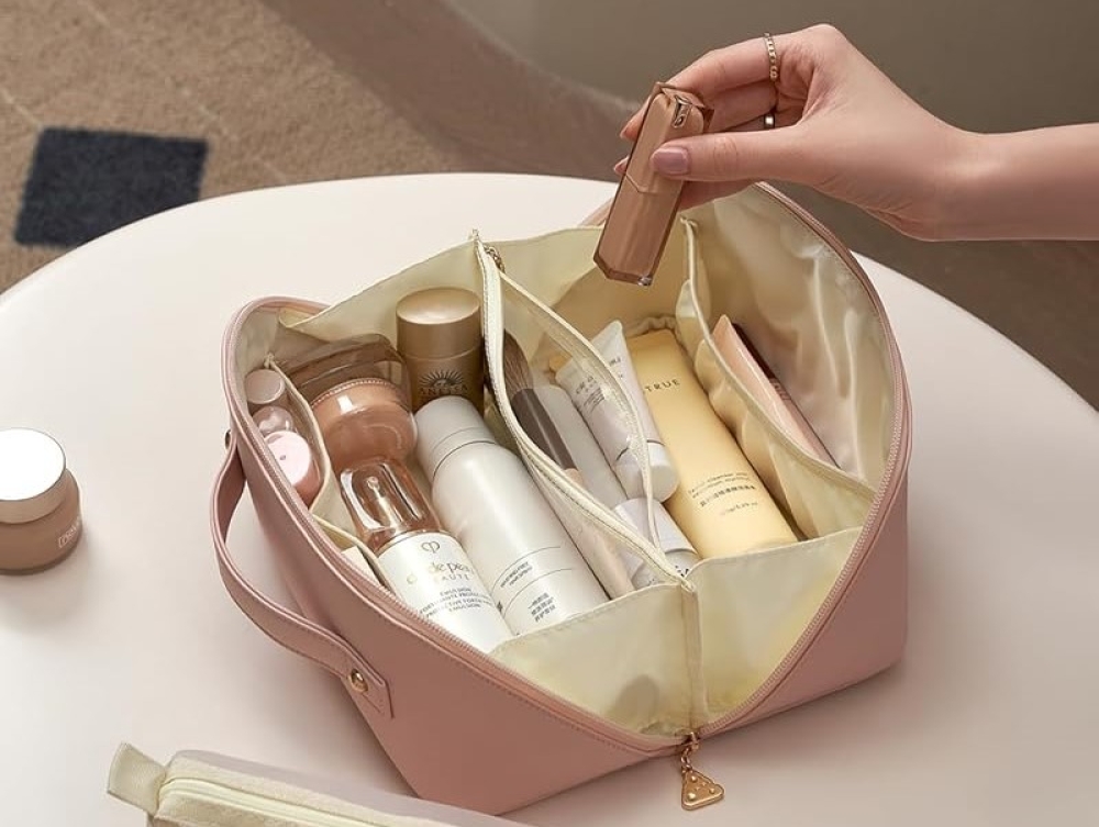 Capsule mini cosmetic bag: &Tau;&alpha; &alpha;&pi;&alpha;&rho;&alpha;ί&tau;&eta;&tau;&alpha; &kappa;&alpha;&lambda;&lambda;&upsilon;&nu;&tau;&iota;&kappa;ά &pi;&omicron;&upsilon; &pi;&rho;έ&pi;&epsilon;&iota; &nu;&alpha; έ&chi;&epsilon;&tau;&epsilon; &pi;ά&nu;&tau;&alpha; &mu;&alpha;&zeta;ί &sigma;&alpha;&sigmaf;