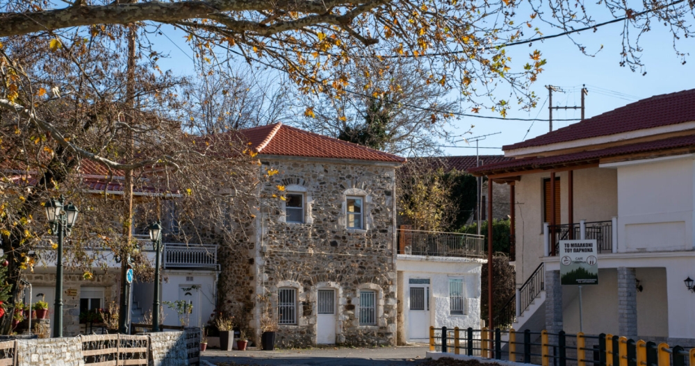 &Sigma;&tau;&eta; &Beta;&alpha;&rho;&beta;ί&tau;&sigma;&alpha; &tau;&omicron;&upsilon; &Pi;ά&rho;&nu;&omega;&nu;&alpha;: Έ&nu;&alpha; &zeta;&omega;&nu;&tau;&alpha;&nu;ό &kappa;&omicron;&mu;&mu;ά&tau;&iota; &tau;&eta;&sigmaf; &epsilon;&lambda;&lambda;&eta;&nu;&iota;&kappa;ή&sigmaf; &pi;&alpha;&rho;ά&delta;&omicron;&sigma;&eta;&sigmaf;