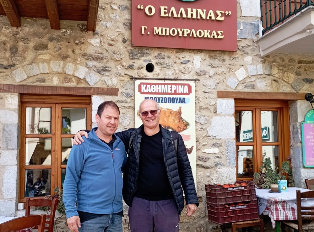 &Sigma;&tau;&omicron;&nu; &Mu;&upsilon;&sigma;&tau;&rho;ά &tau;&omicron; &tau;&rho;&iota;ή&mu;&epsilon;&rho;&omicron; &omicron; &mu;&omicron;&nu;&alpha;&delta;&iota;&kappa;ό&sigmaf; &Gamma;. &Mu;&eta;&tau;&sigma;&iota;&kappa;ώ&sigma;&tau;&alpha;&sigmaf;