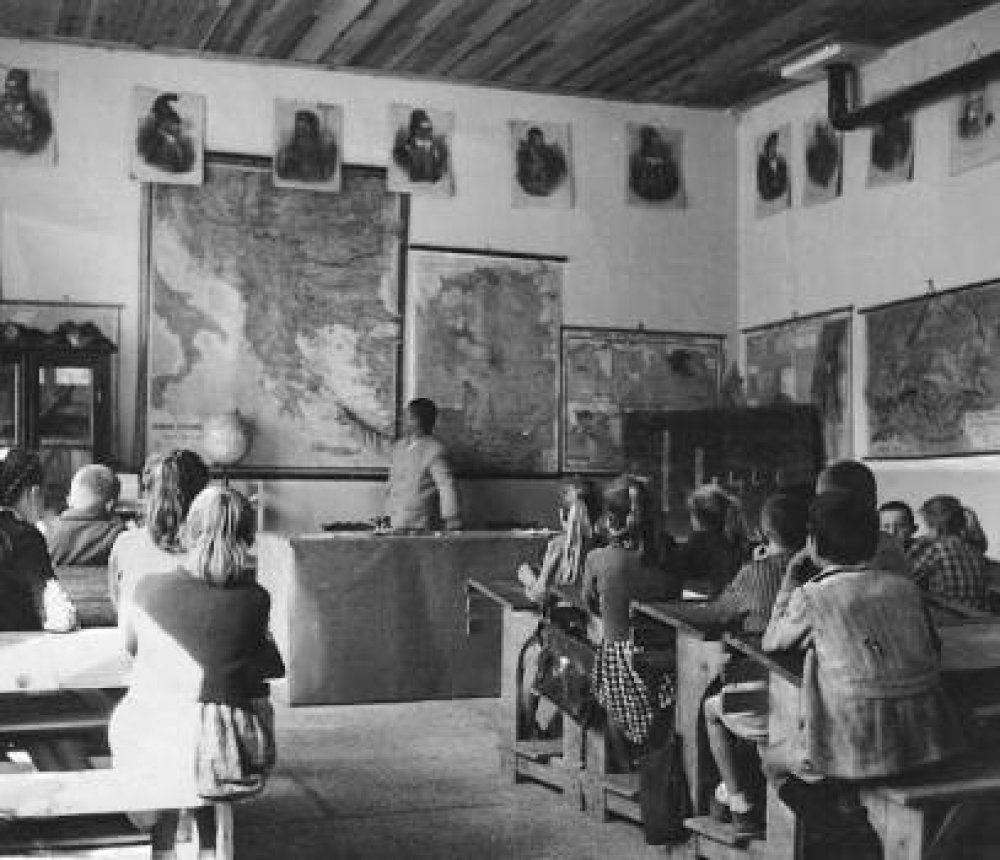 &Omicron;&iota; Ή&rho;&omega;&epsilon;&sigmaf; &tau;&omicron;&upsilon; &pi;&alpha;&lambda;&alpha;&iota;&omicron;ύ &sigma;&chi;&omicron;&lambda;&epsilon;ί&omicron;&upsilon;