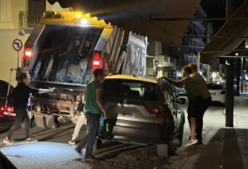 Σε «συμπληγάδες» το απορριμματοφόρο