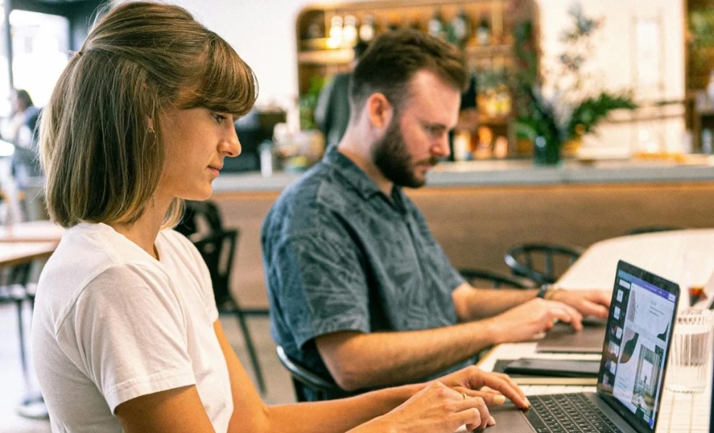 &Omicron;&iota; &gamma;&upsilon;&nu;&alpha;ί&kappa;&epsilon;&sigmaf; &pi;&rho;έ&pi;&epsilon;&iota; &nu;&alpha; &epsilon;&rho;&gamma;&alpha;&sigma;&tau;&omicron;ύ&nu; 15&frac12; &mu;ή&nu;&epsilon;&sigmaf; &gamma;&iota;&alpha; &nu;&alpha; &phi;&tau;ά&sigma;&omicron;&upsilon;&nu; &tau;&omicron; &epsilon;&tau;ή&sigma;&iota;&omicron; &epsilon;&iota;&sigma;ό&delta;&eta;&mu;&alpha; &tau;&omega;&nu; &alpha;&nu;&delta;&rho;ώ&nu;