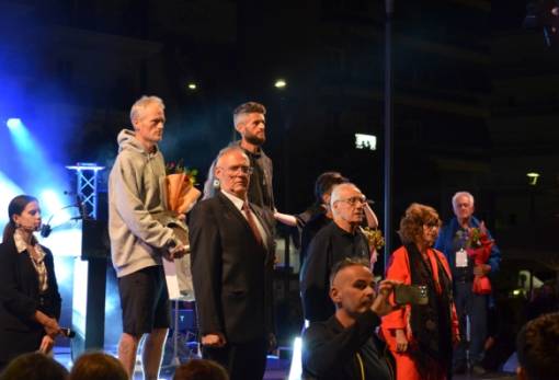 Κάποιος να ξεκολλήσει τον κύριο απ’ το πλάνο!