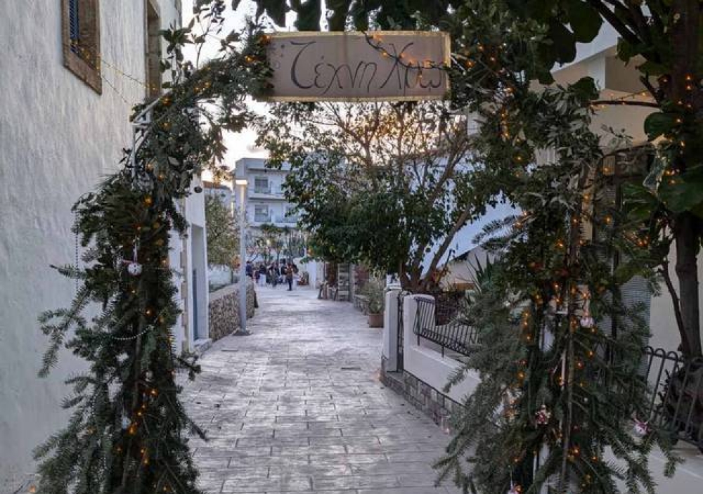 &Tau;&omicron; &pi;&alpha;&gamma;&kappa;ό&sigma;&mu;&iota;&omicron; &theta;έ&alpha;&tau;&rho;&omicron; &tau;&alpha;&xi;&iota;&delta;&epsilon;ύ&epsilon;&iota; &sigma;&tau;&eta; &Nu;&epsilon;ά&pi;&omicron;&lambda;&eta; &mu;&epsilon; &tau;&omicron;&nu; &laquo;&Chi;ά&rho;&tau;&eta;&raquo; &tau;&eta;&sigmaf; &laquo;&Tau;έ&chi;&nu;&eta;&sigmaf; &Chi;&rho;&omega;&raquo;