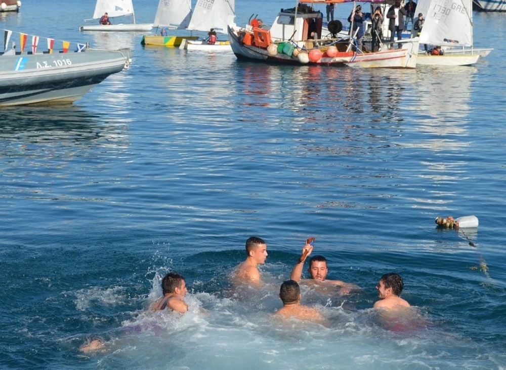 &laquo;&Sigma;ή&mu;&epsilon;&rho;&alpha; &tau;&alpha; &Phi;ώ&tau;&alpha; &kappa;&alpha;&iota; &omicron; &Phi;&omega;&tau;&iota;&sigma;&mu;ό&sigmaf;&hellip;&raquo;: &Eta; &Lambda;&alpha;&kappa;&omega;&nu;ί&alpha; &epsilon;&omicron;&rho;&tau;ά&zeta;&epsilon;&iota; &tau;&alpha; &Theta;&epsilon;&omicron;&phi;ά&nu;&iota;&alpha;